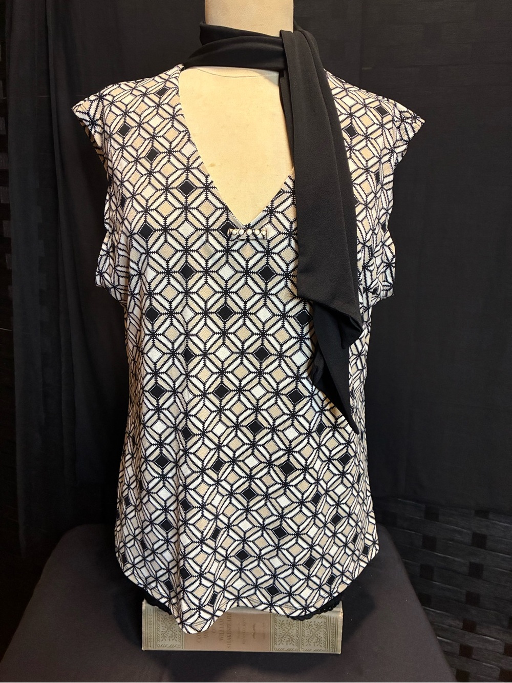 NY Collection Black and White Geometric V-Neck Sleeveless Top